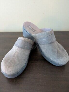 CROCS Women's Light Gray Suede Clog Mules